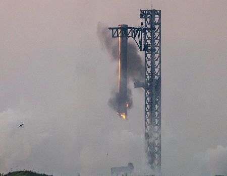 SpaceX, 세계 최초로 기계팔을 이용한 중고 로켓 착륙 성공(영상)